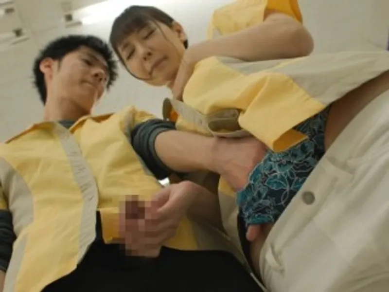 điên cuồng trả bài đồng nghiệp nữ dam dang trong siêu thị mini