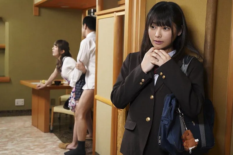 Nàng nhỏ riêng thấy thèm khi nhìn trộm bố dượng làm tình mẹ