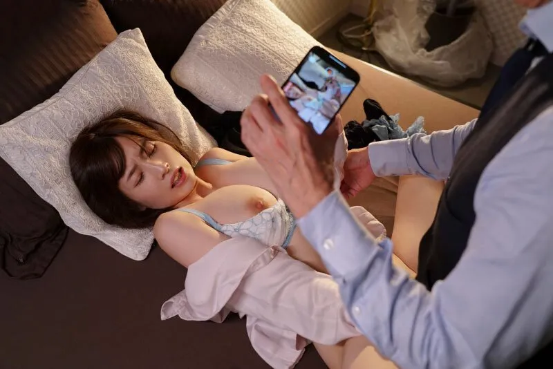 Sếp chuốc thuốc em thư ký bắt phang cả đêm khi đi bàn việc làm ăn xa