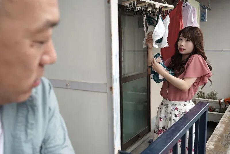 Gã nhà bên chuyên soi mói và cặp cô vợ người chồng thường xuyên rên la quá to