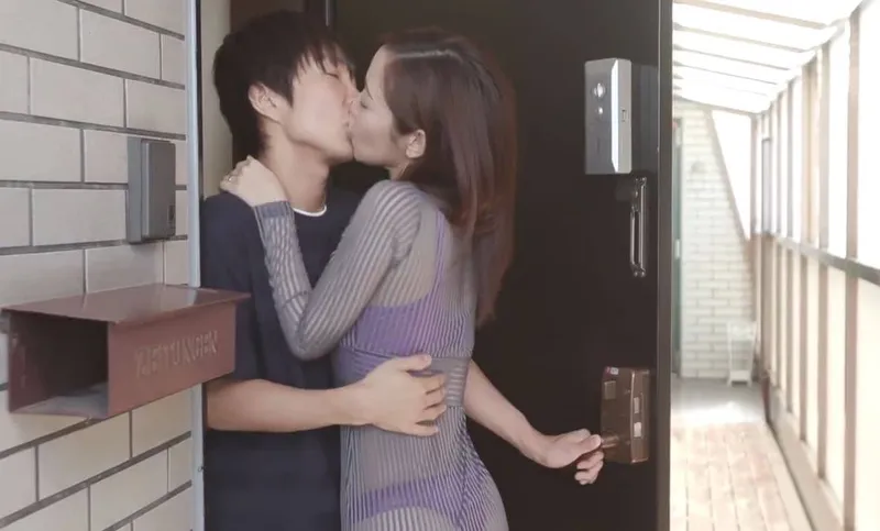 Em gái hàng xóm với chiếc quần lót lọt khe và cậu nhóc hàng xóm may mắn