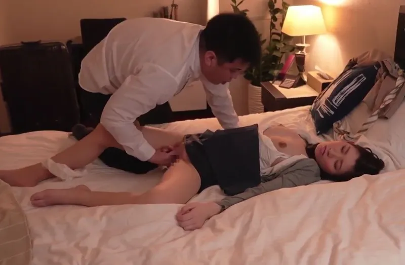 Biết em thư ký sắp kết hôn, tiền bối chuốc thuốc mê nắc cô nàng cả đêm trong chuyến công tác