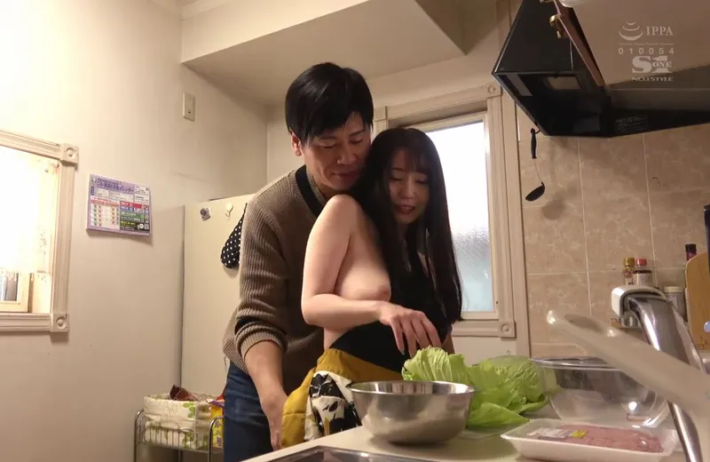 Nghi ngờ vợ lén lút, ông chồng lén lắp camera và chứng kiến tất cả