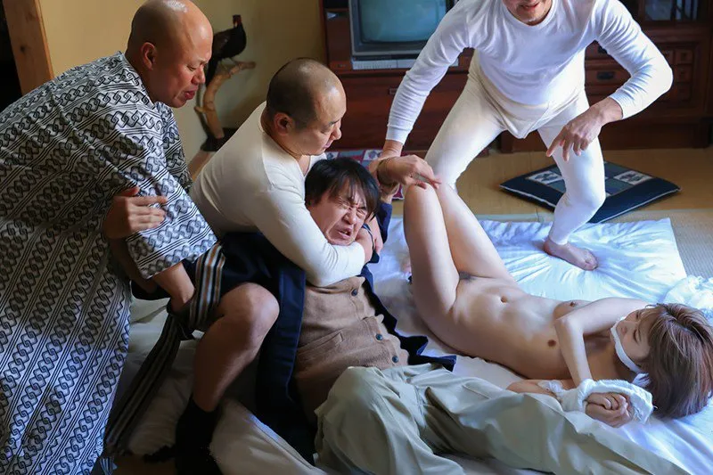 Chồng nhìn vợ yêu bị những tên tù vượt ngục cưỡng hiếp