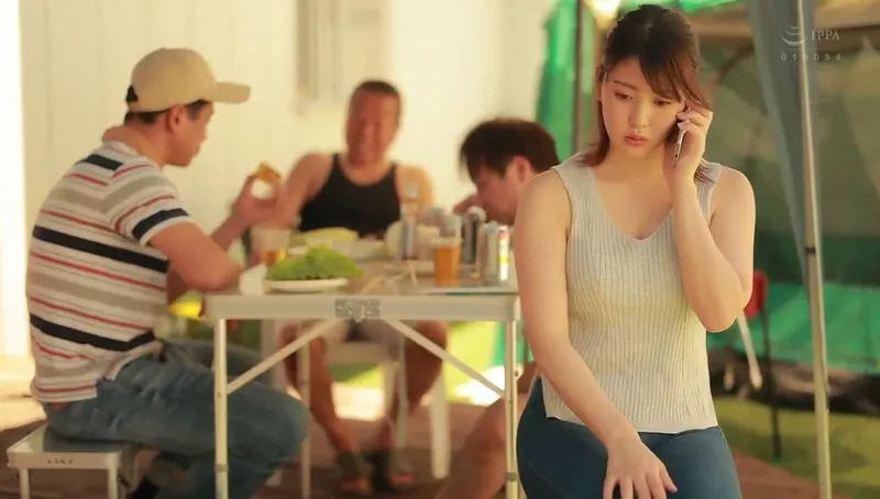 Anh xã khờ để cô vợ tham gia sự kiện cắm trại với mấy gã nhà cạnh bên và cái kết