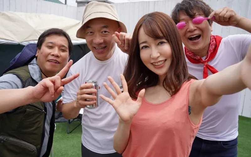 Gã chồng để người vợ cắm trại 3 ngày 2 đêm với hiệp hội khu phố mà không biết…