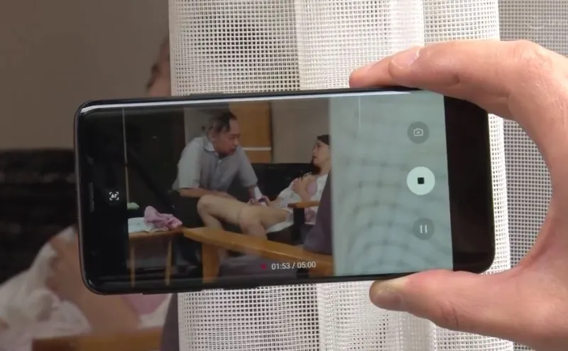 Con dâu gian díu với bố người chồng bị gã cấp trên khu phố phát hiện