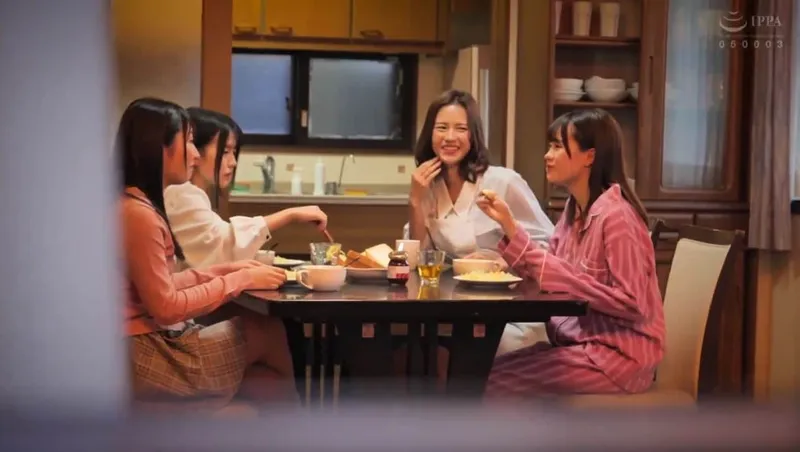 Bố đi vắng, 4 bé xinh ở nhà bị những tên côn đồ để ý tới