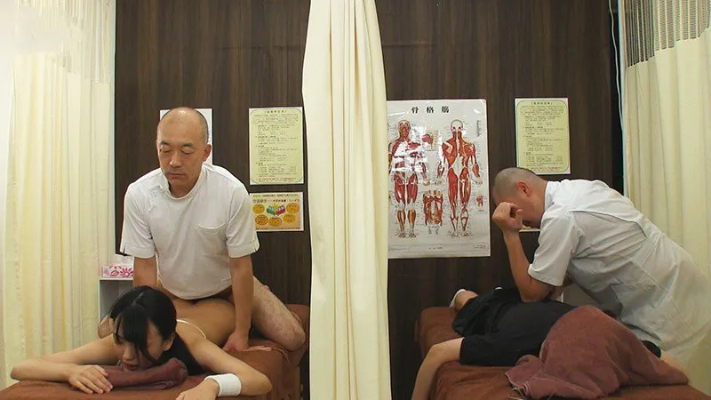 Dẫn em người yêu đi mát-xa rồi bị nắc cạnh bên mà không hề hay biết