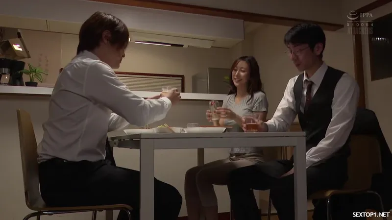 đến nhà quản lý ở nhờ, làm nhục luôn người vợ sếp