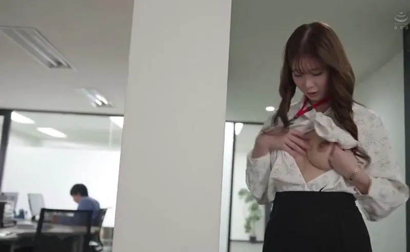 Bí ẩn đằng sau cô nhân viên mặt nghiêm nghị, hóa ra lại là "nữ hoàng dâm đãng" đích thực.