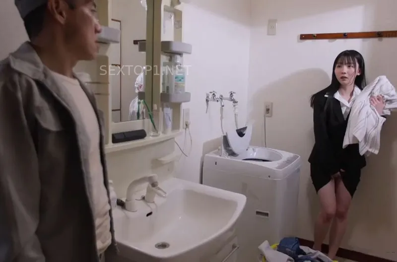 Qua nhà quản lý tổng sửa dùm cái máy giặt thì thấy nhóc con ông ấy ngon quá