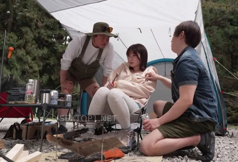 Em người yêu cắm trại một mình trong rừng thì được mấy anh trai đến “thăm hỏi”