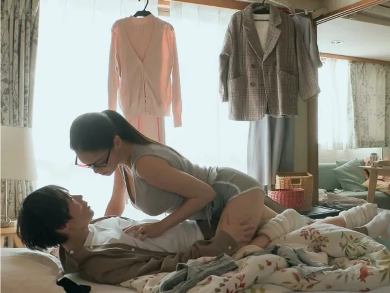 được chị cạnh bên nhà "an ủi" khi người yêu đi ngoại tình